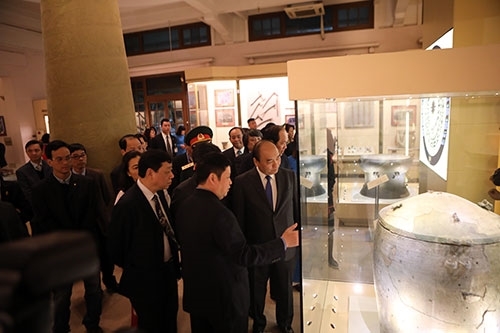 La visite du Premier ministre Nguyen Xuan Phuc au MNHV