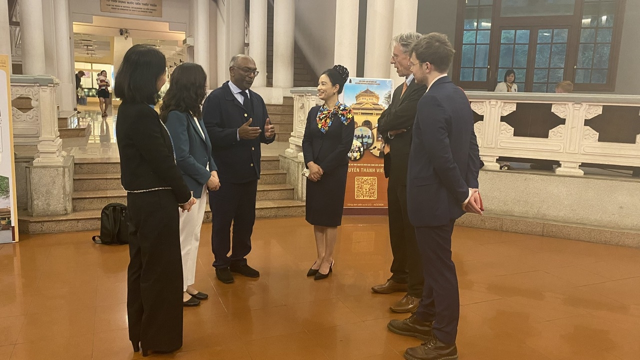Director of the Caen Memorial (France) visited the Vietnam National Museum of History